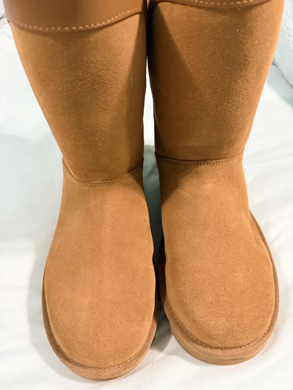 UGG Women's Chestnut Short Lunara new without box.